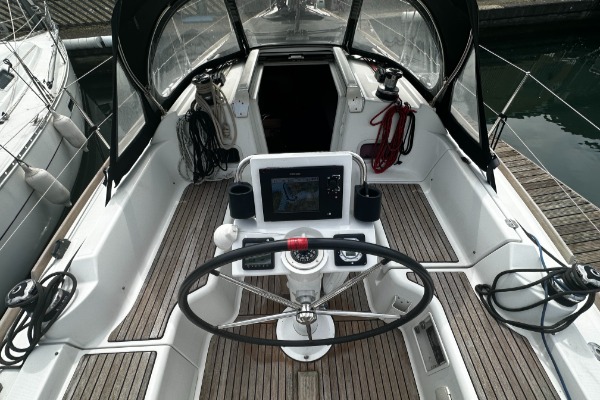 Beneteau Oceanis 31 additional image 3