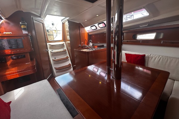 Beneteau Oceanis 31 additional image 6