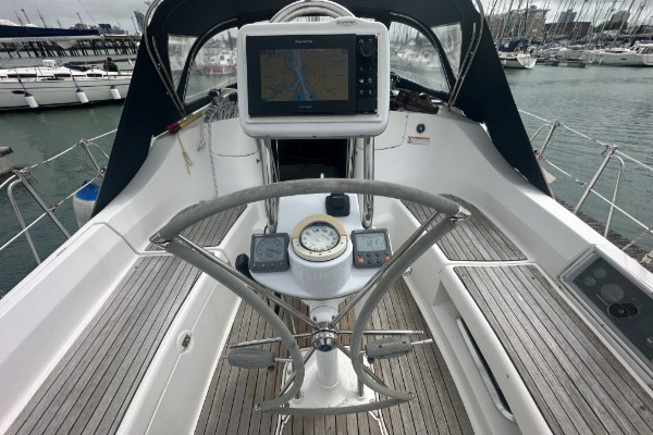 Hunter Legend 41 Deck Saloon additional image 2