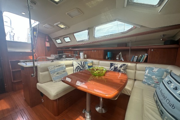 Hunter Legend 41 Deck Saloon additional image 4