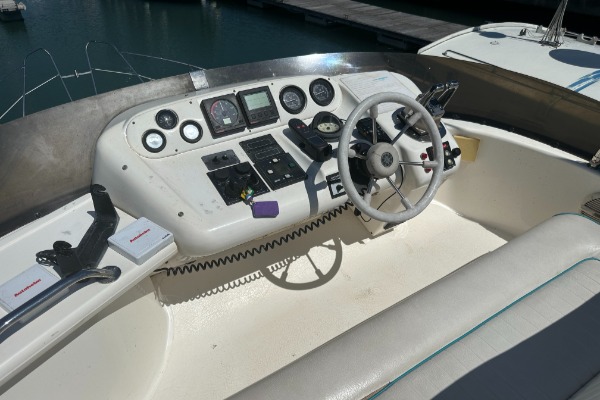 Sealine 330 Statesman additional image 2