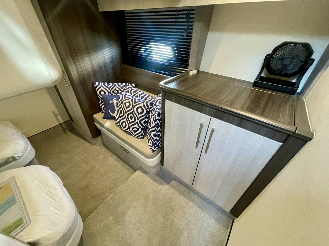 1999 Princess V40 image 30