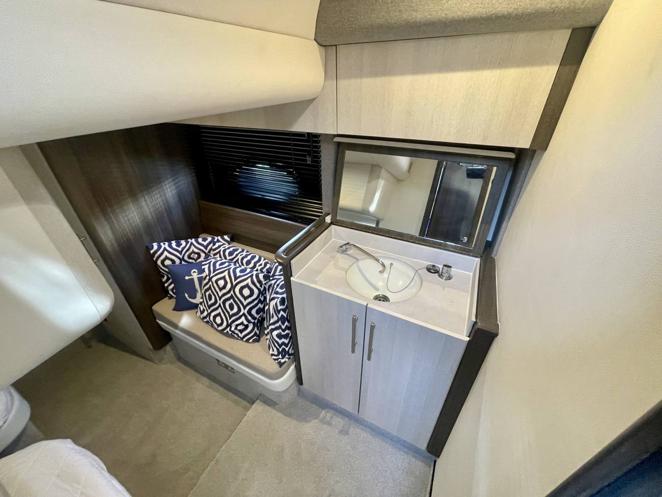 1999 Princess V40 image 31