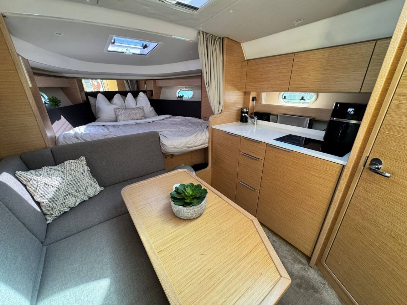 2022 Bavaria S33 Open image 2