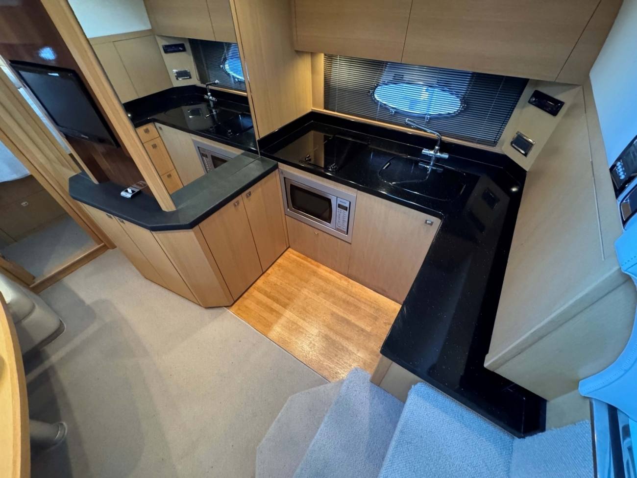 2011 Princess V42 image 29