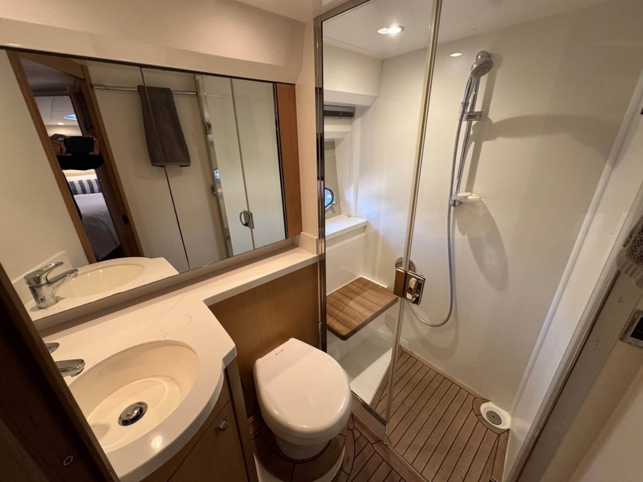 2011 Princess V42 image 31