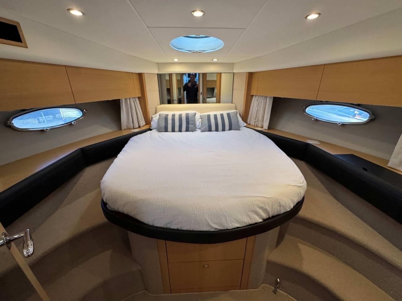 2011 Princess V42 image 6