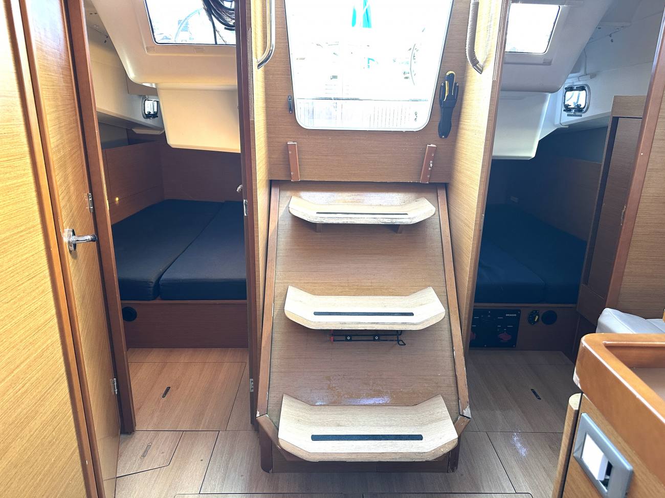 2020 Jeanneau Sun Odyssey 410 image 2