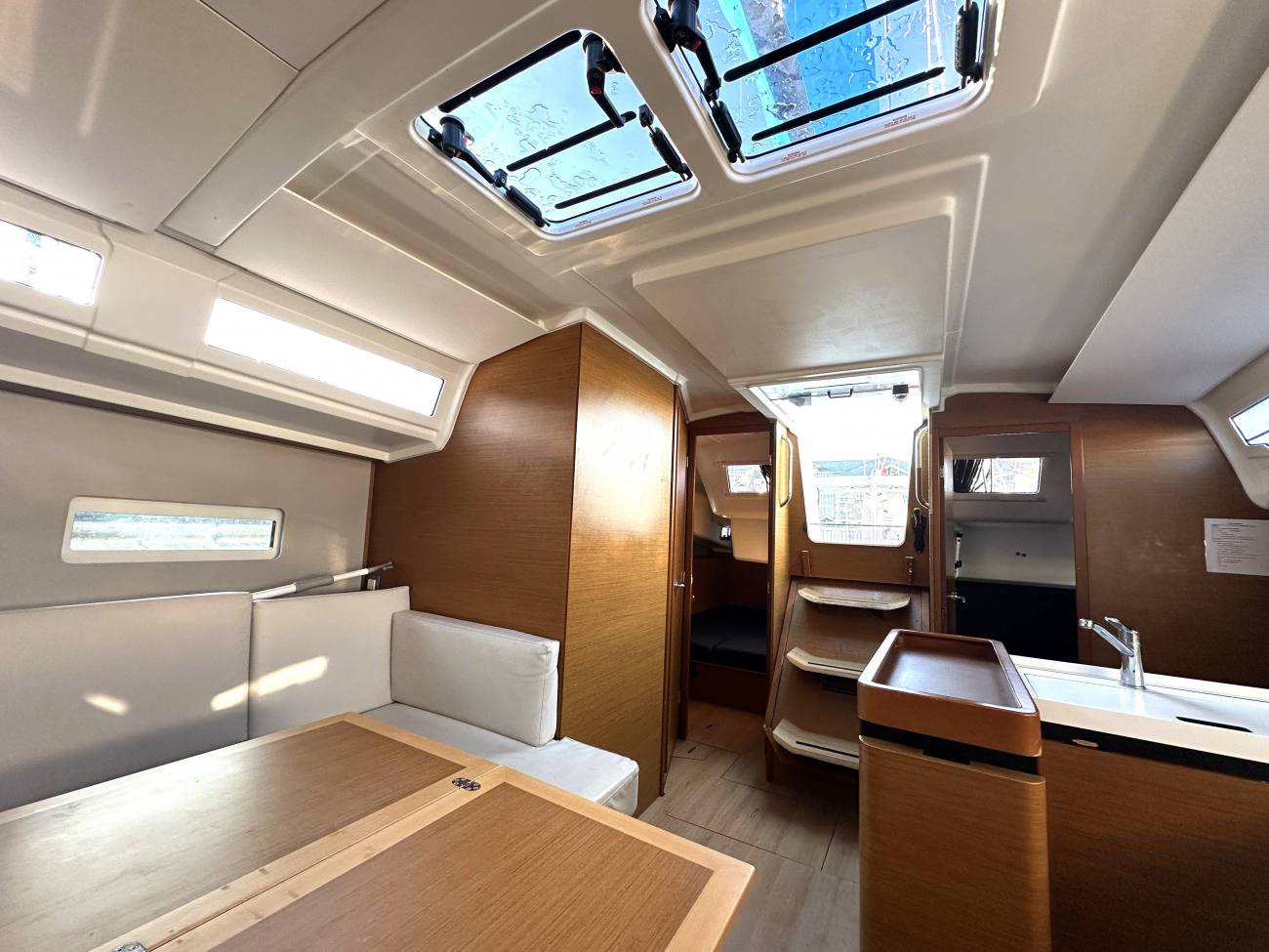 2020 Jeanneau Sun Odyssey 410 image 4
