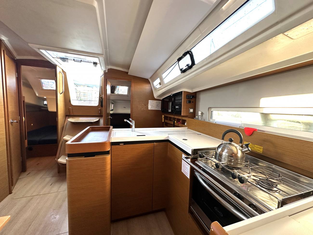 2020 Jeanneau Sun Odyssey 410 image 5