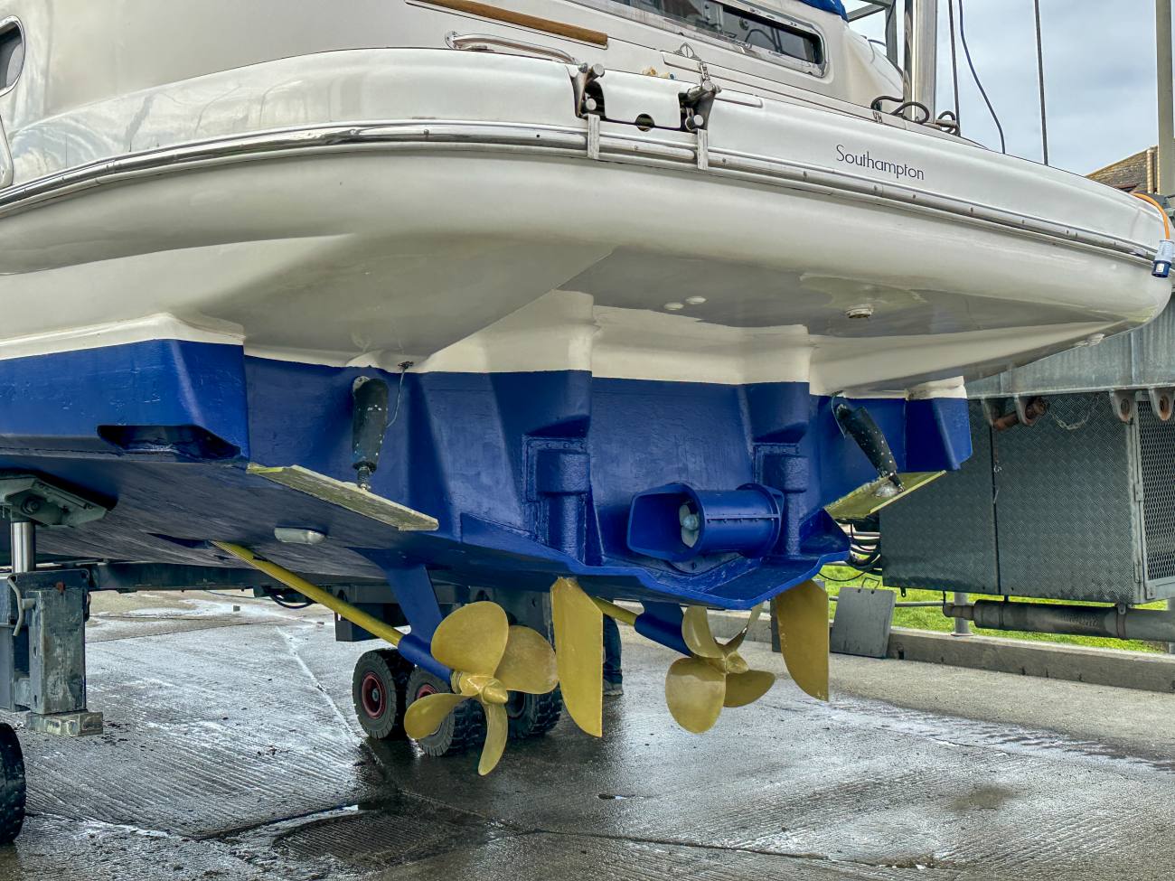 2001 Sealine F43 image 8