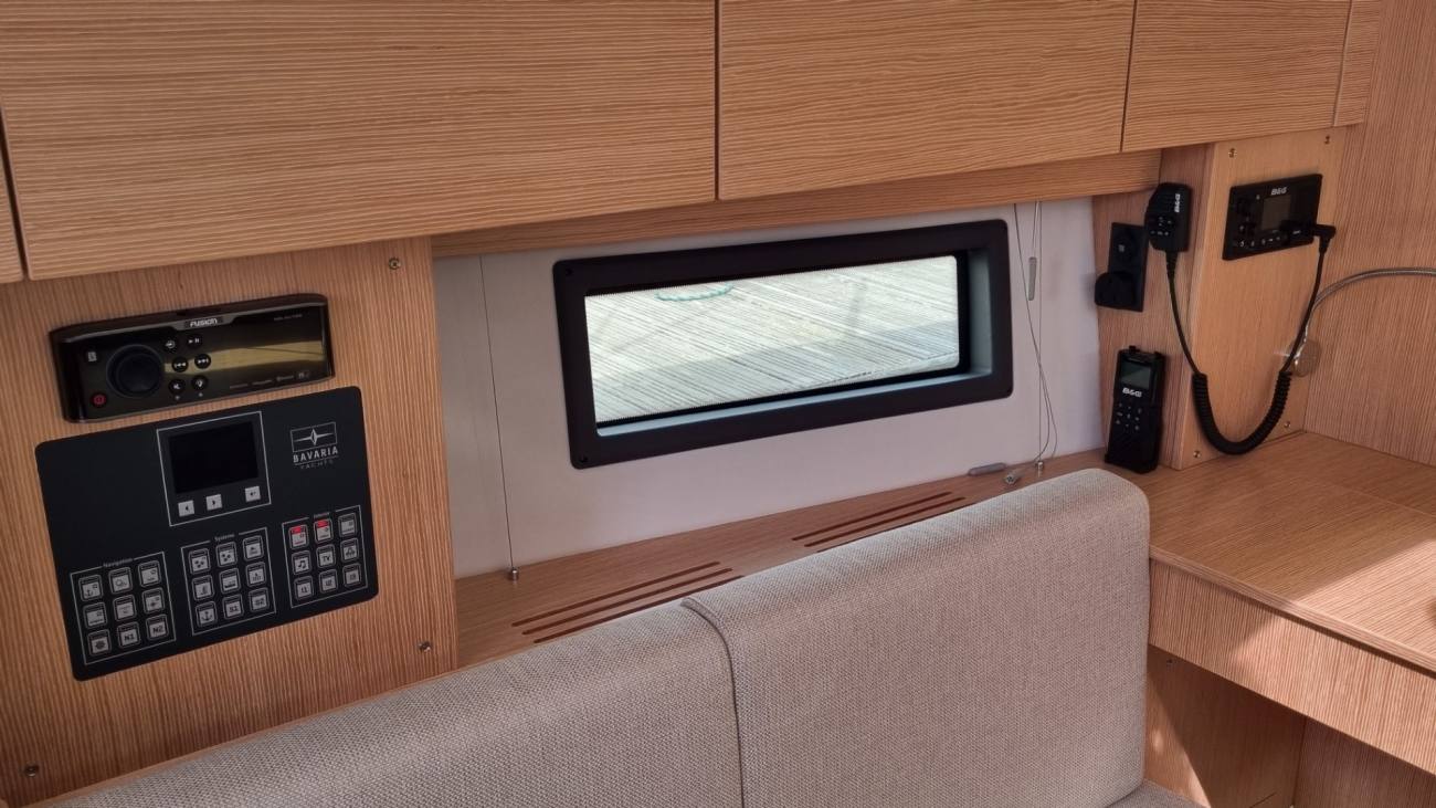 2022 Bavaria C38 image 2