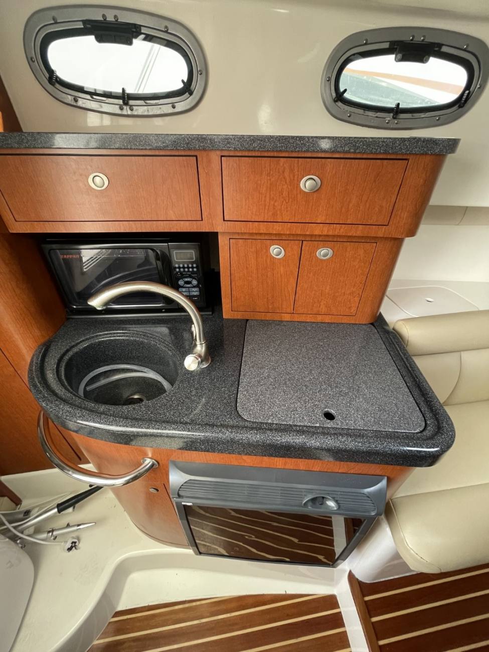 2006 Boston Whaler 305 Conquest image 25