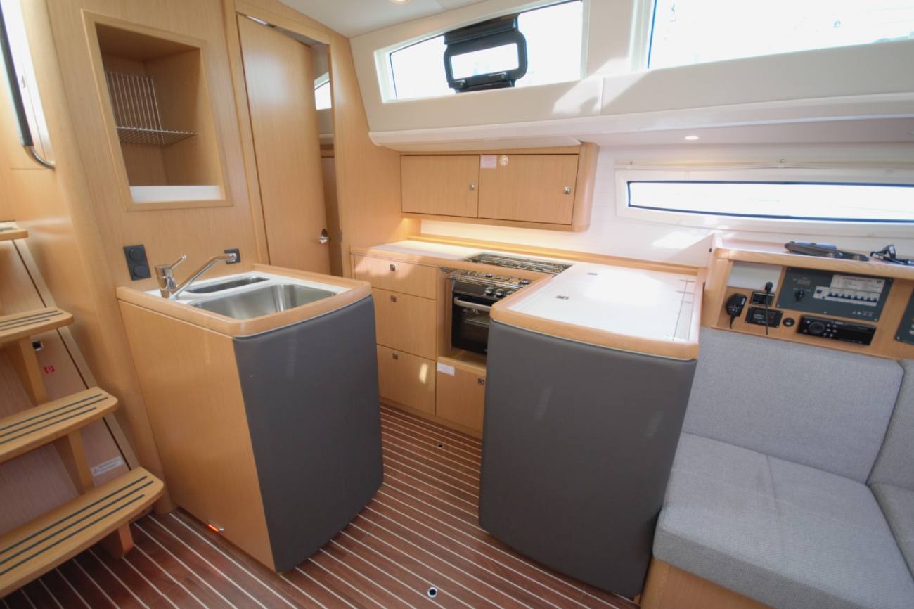 2020 Bavaria Vision 42 image 33