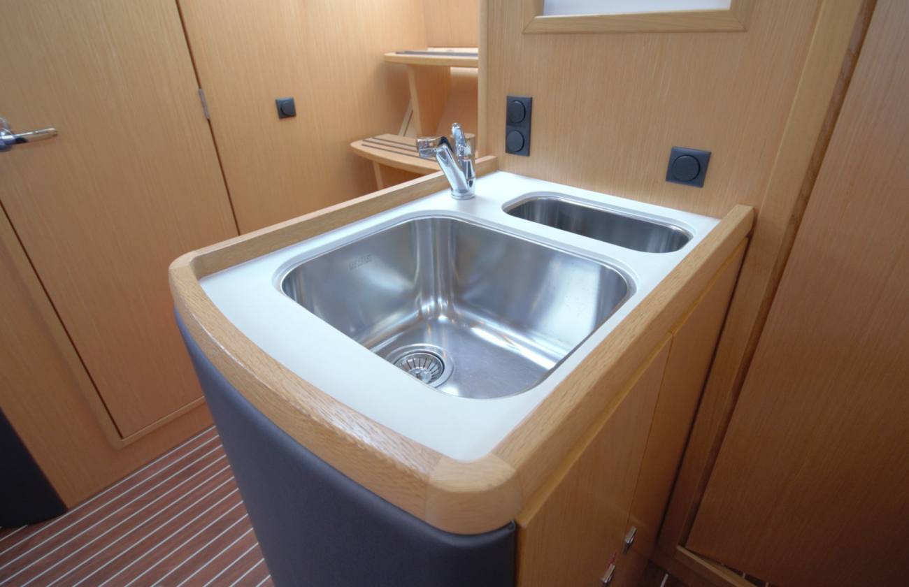 2020 Bavaria Vision 42 image 34
