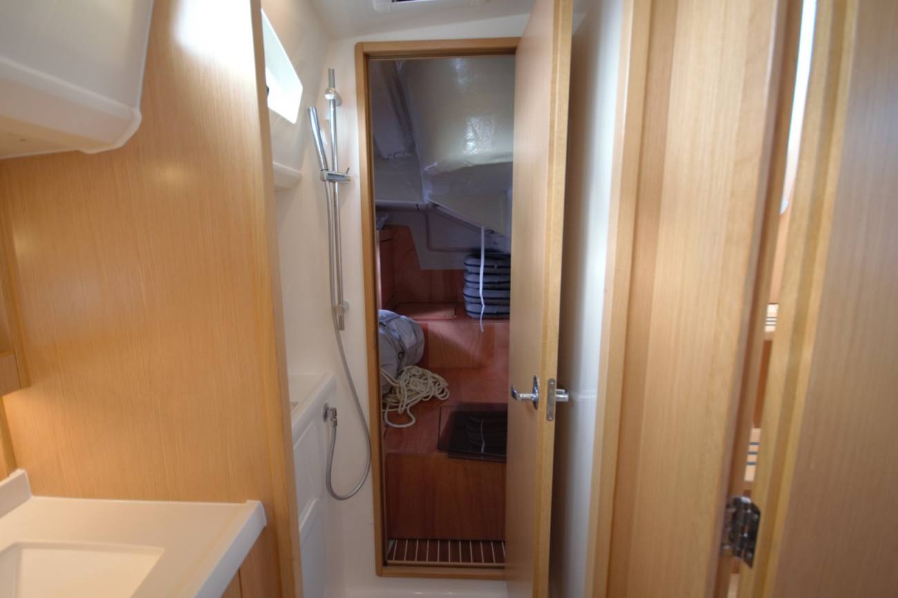 2020 Bavaria Vision 42 image 41