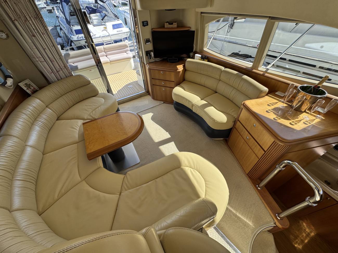 2005 Azimut 42 image 35