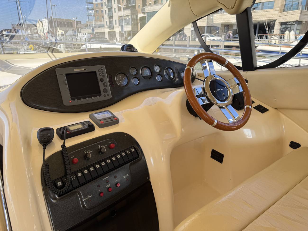 2005 Azimut 42 image 40