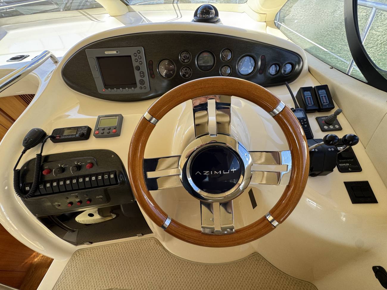 2005 Azimut 42 image 41