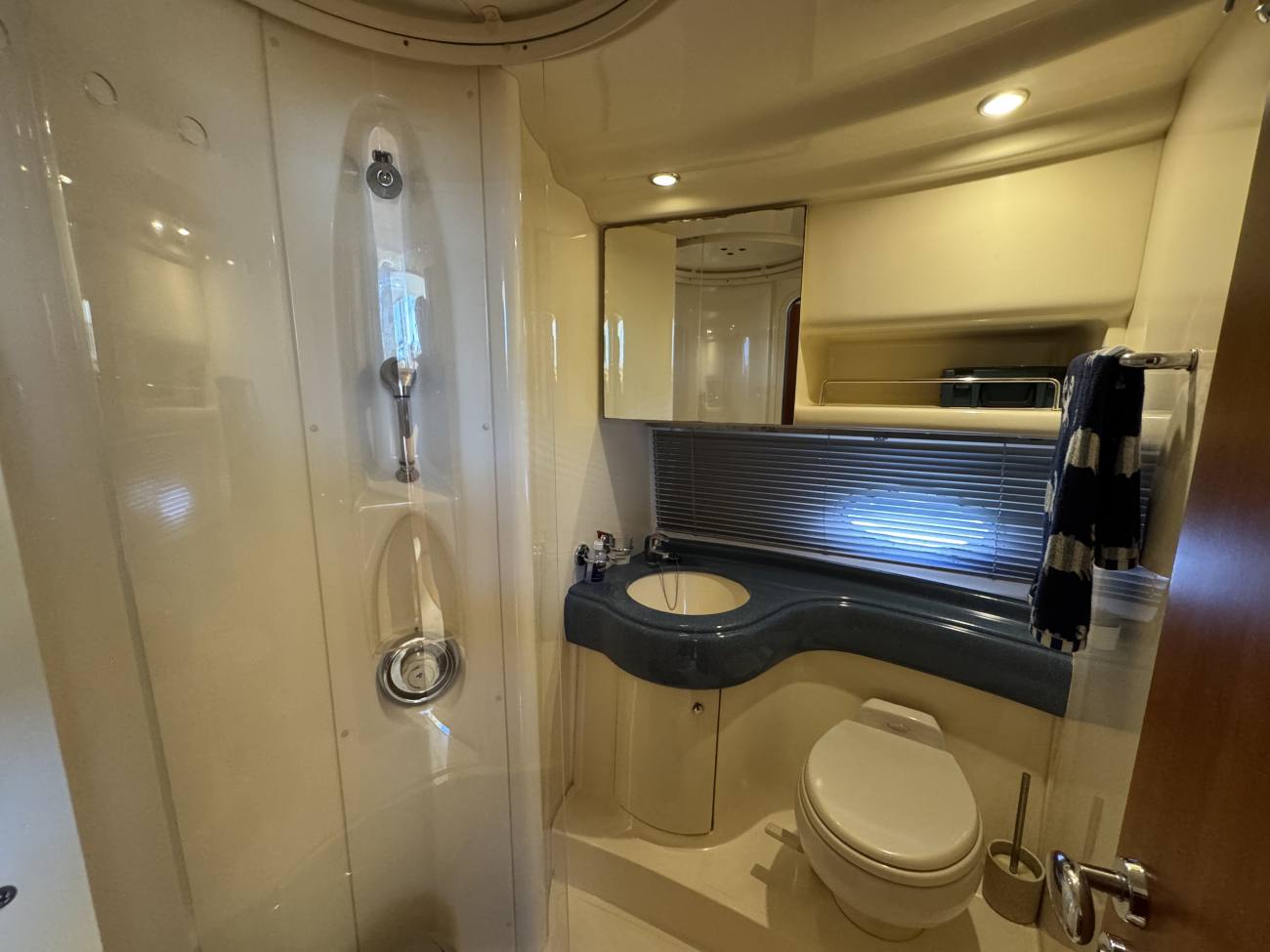 2005 Azimut 42 image 48