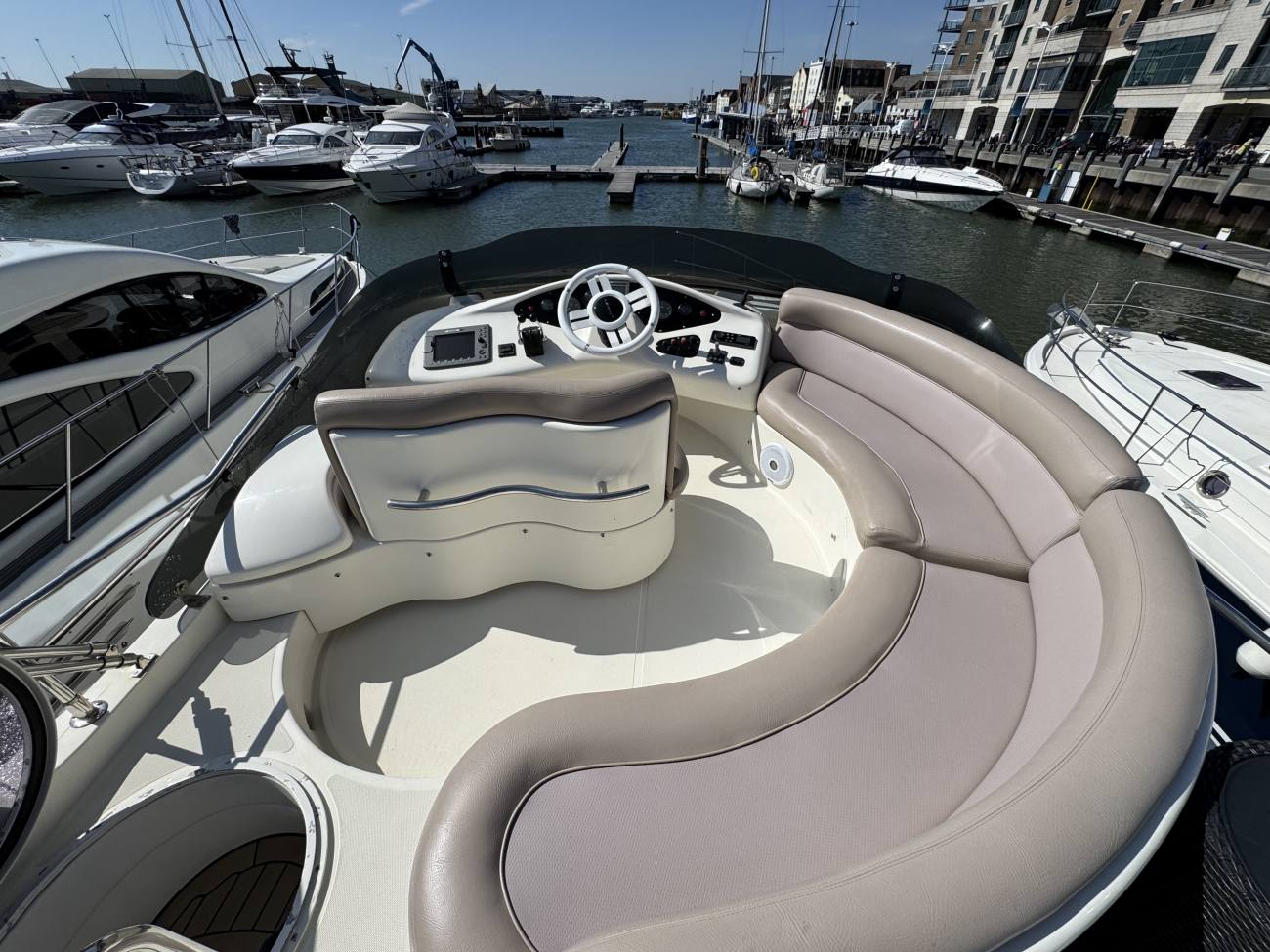 2005 Azimut 42 image 25