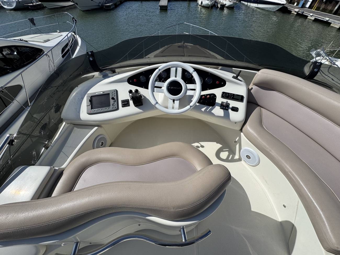 2005 Azimut 42 image 24