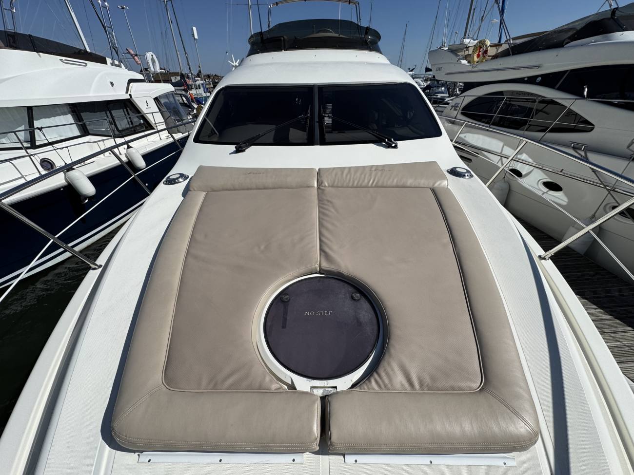 2005 Azimut 42 image 27