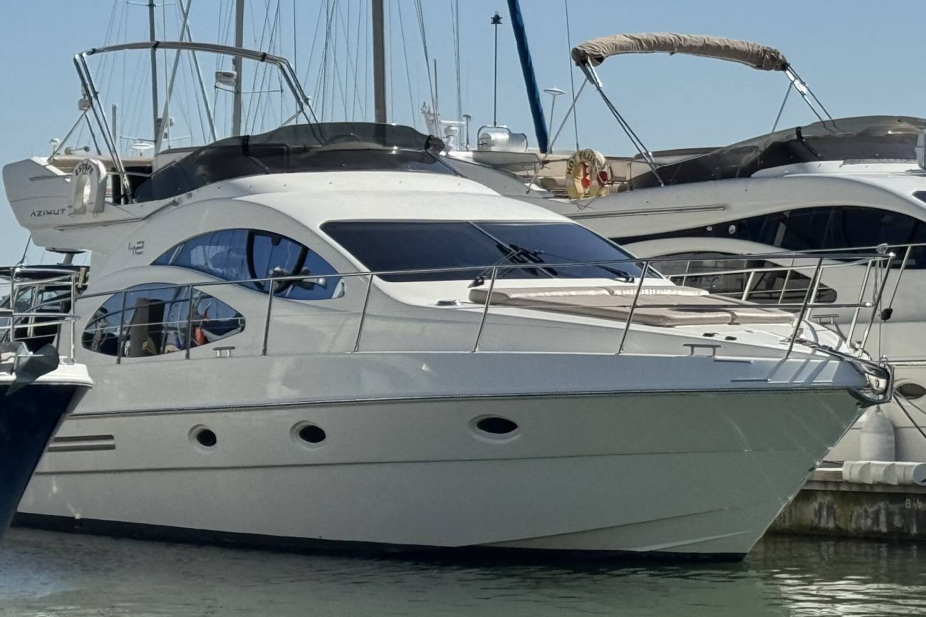 2005 Azimut 42 image 16