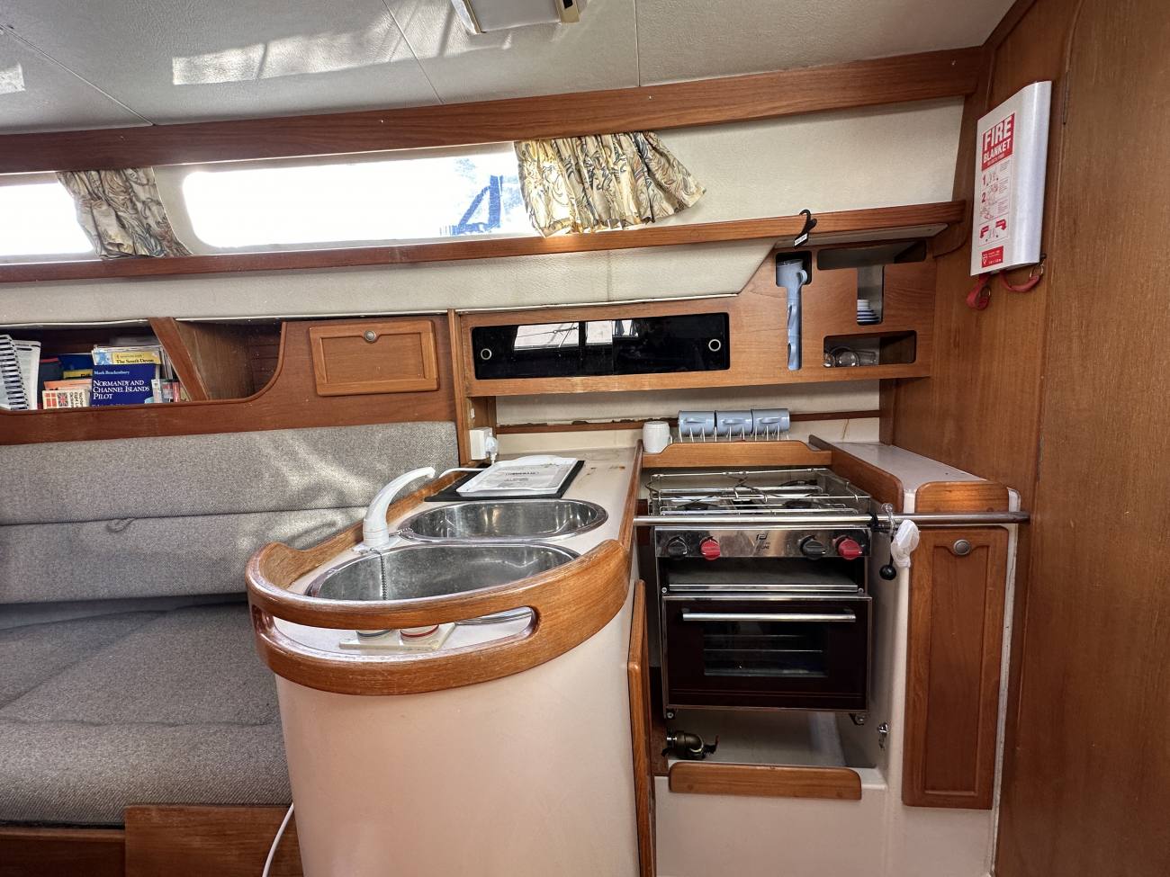 1993 Hunter Channel 323 image 49