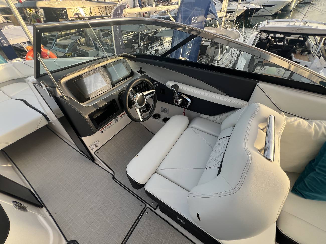 2025 Regal LS6 bowrider image 17