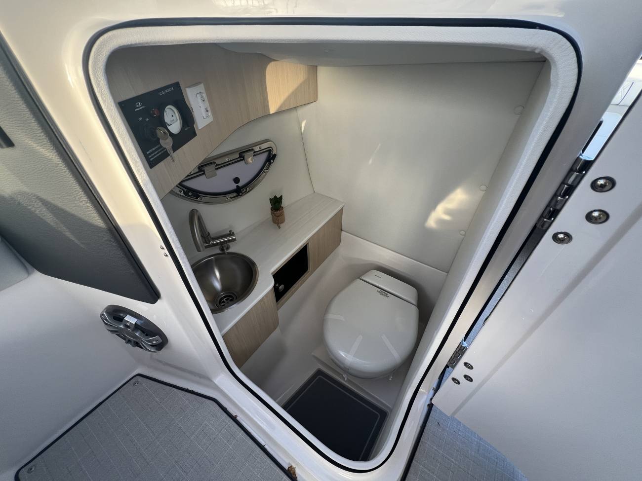 2025 Regal LS6 bowrider image 18