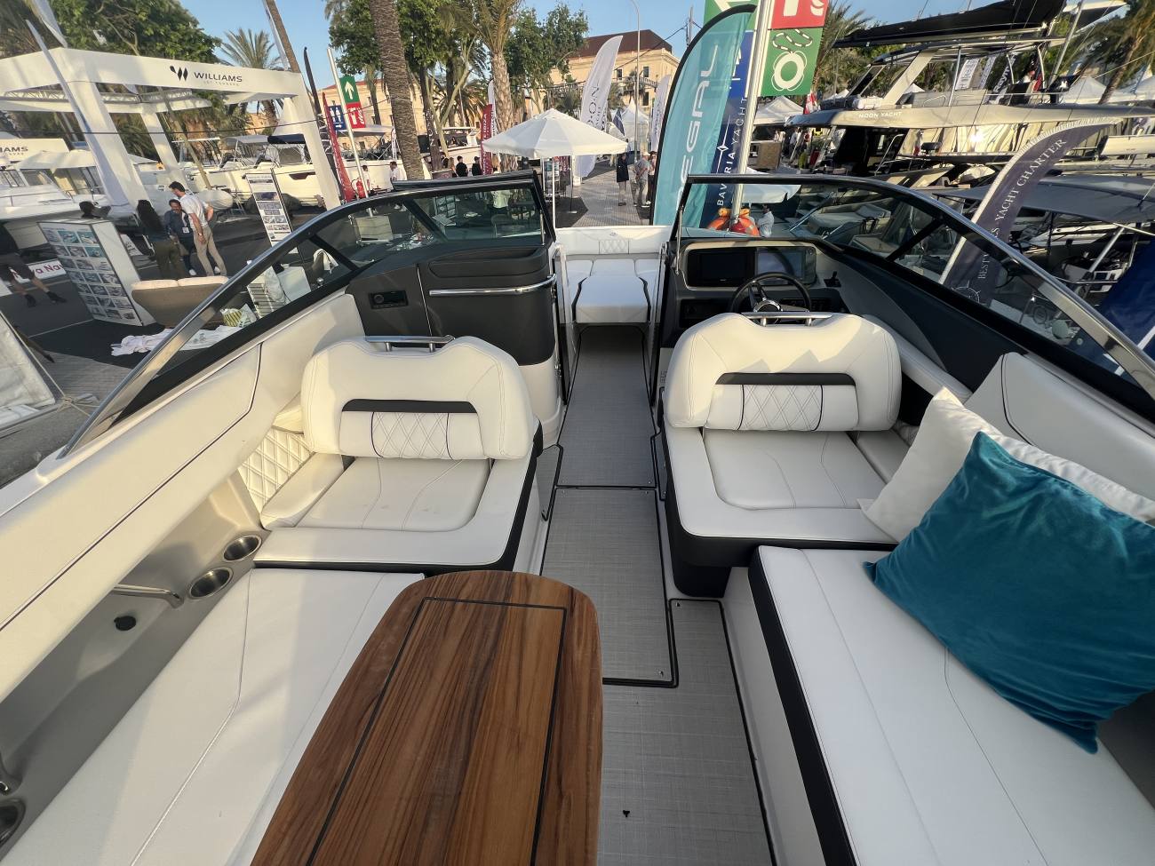 2025 Regal LS6 bowrider image 21