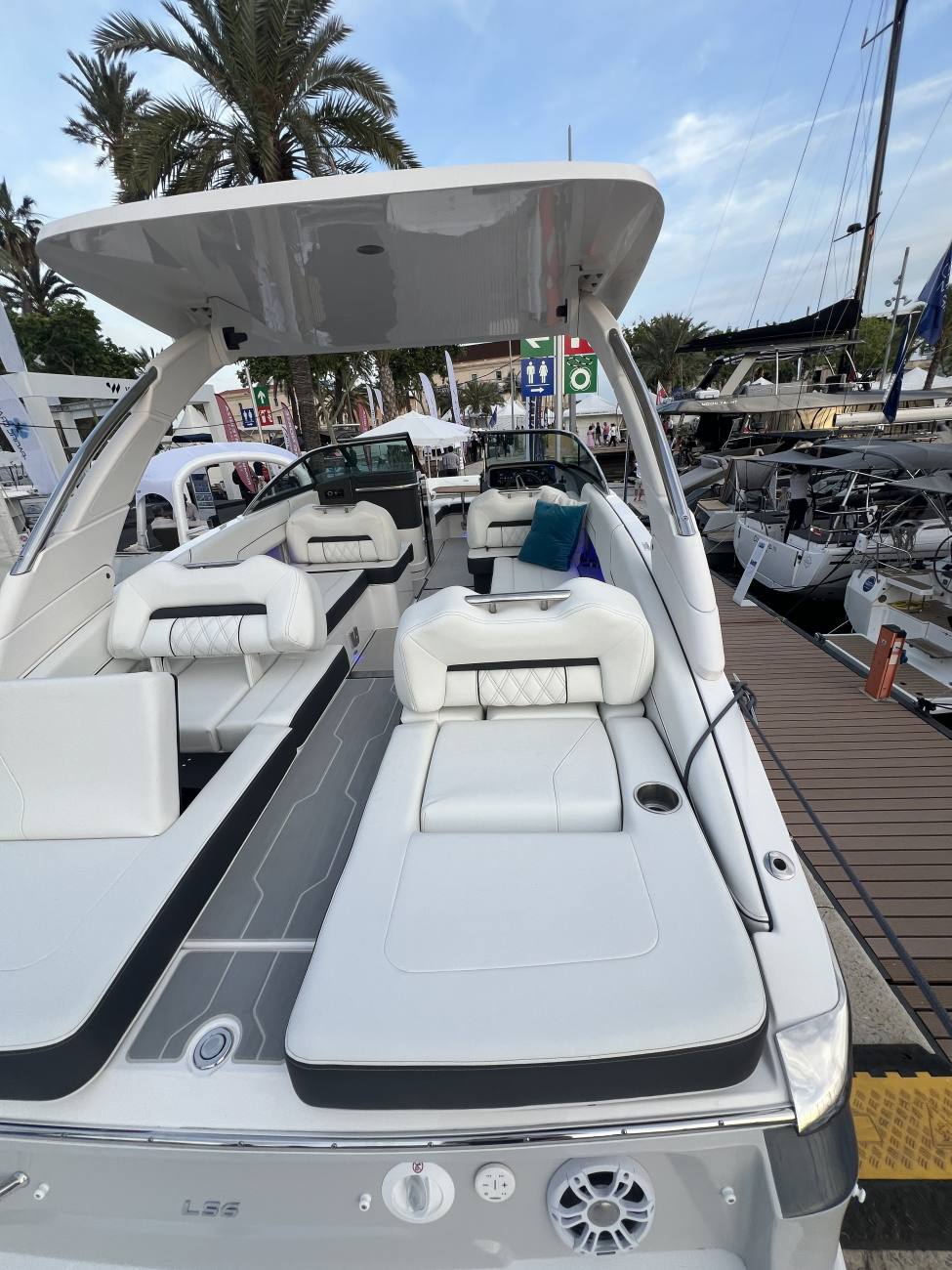 2025 Regal LS6 bowrider image 23