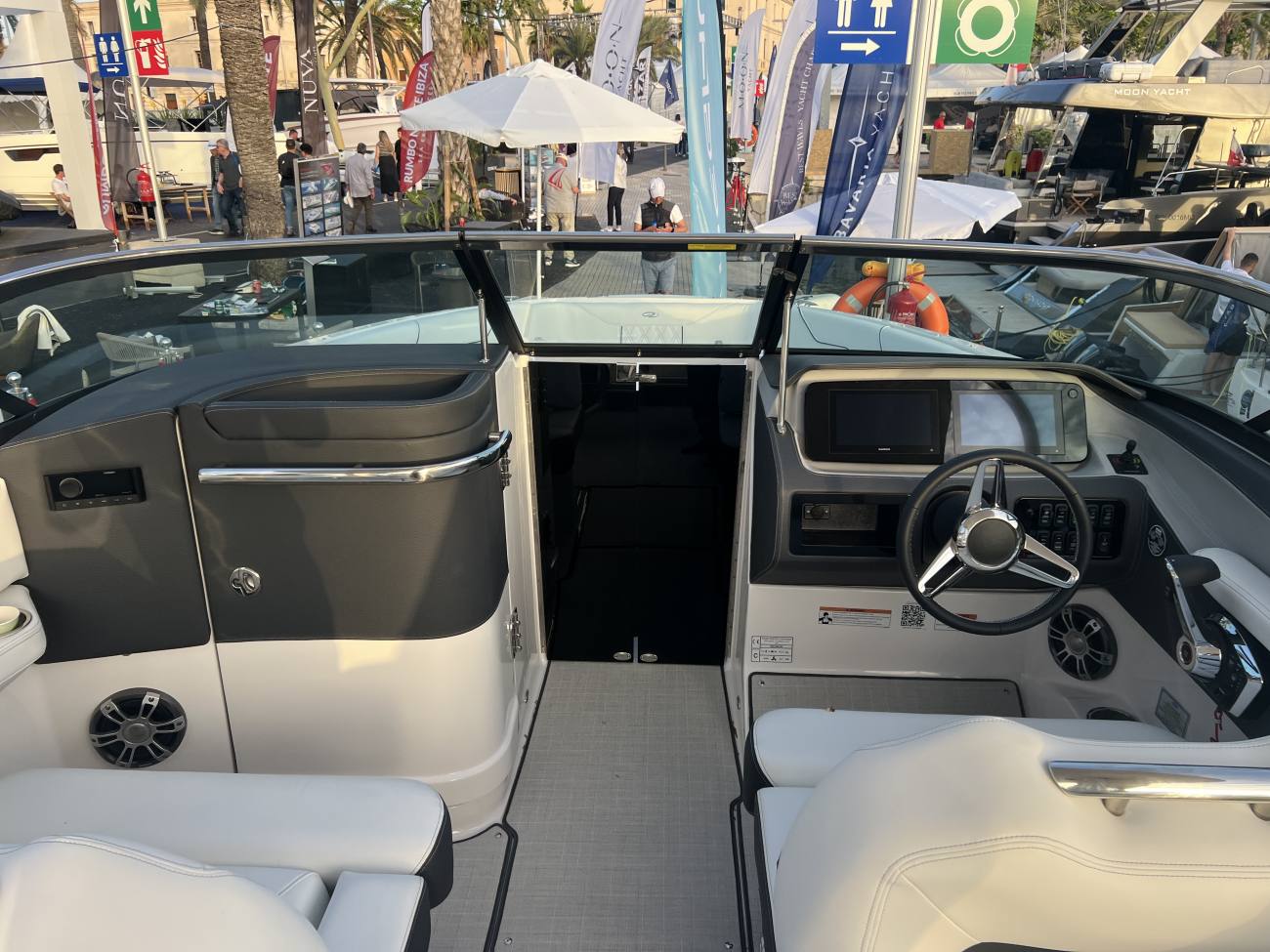 2025 Regal LS6 bowrider image 5