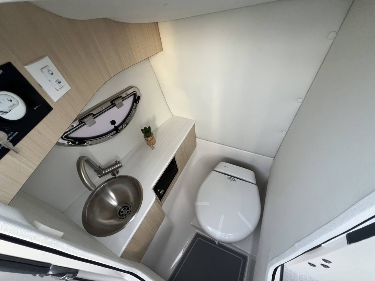 2025 Regal LS6 bowrider image 6
