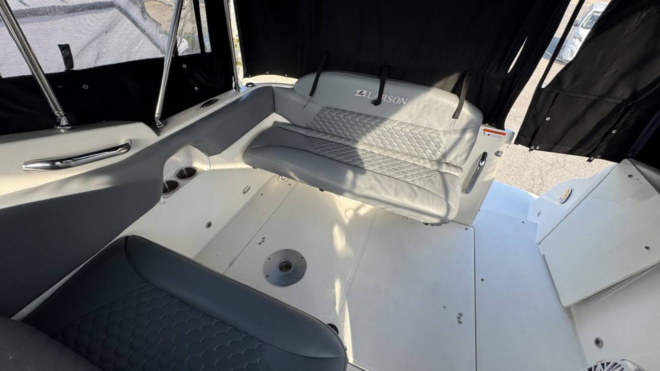 2012 Larson 265 Cabrio image 11