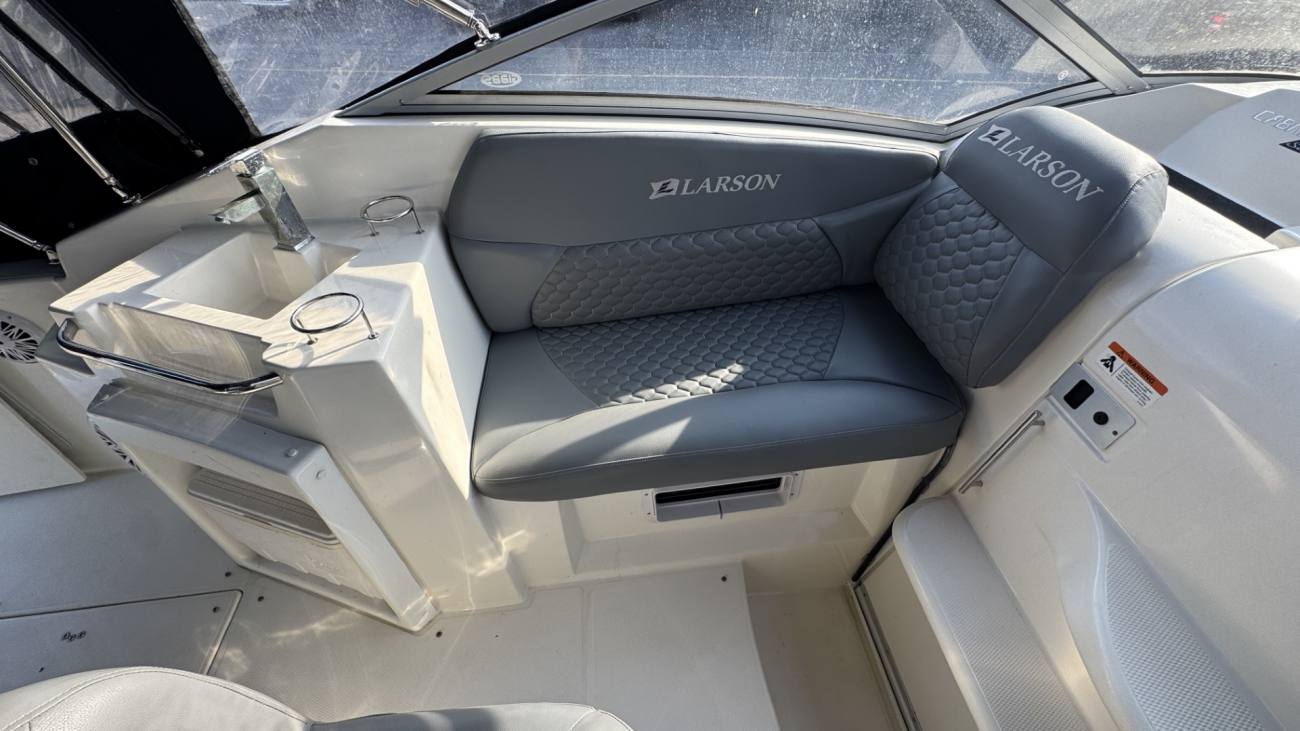 2012 Larson 265 Cabrio image 3