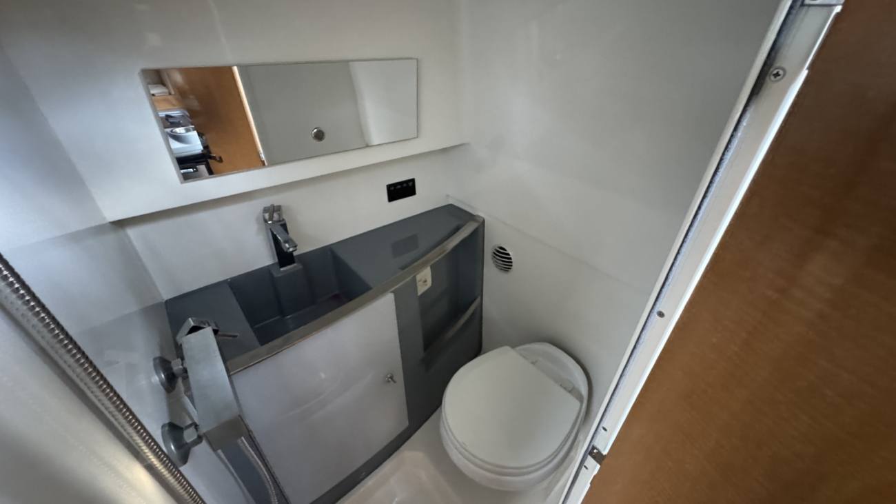 2012 Larson 265 Cabrio image 8