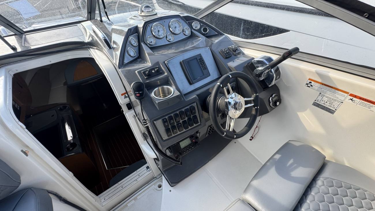 2012 Larson 265 Cabrio image 2