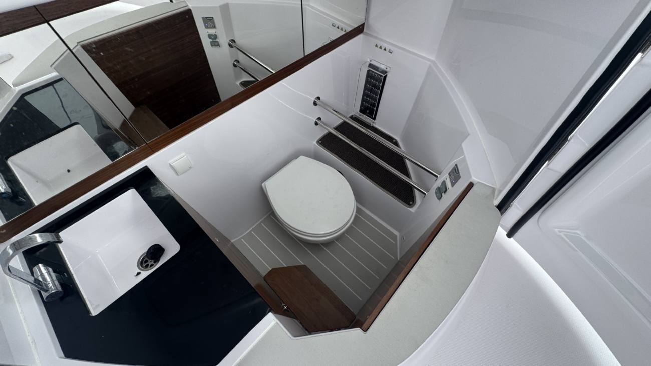 2022 Axopar 28 Cabin image 26