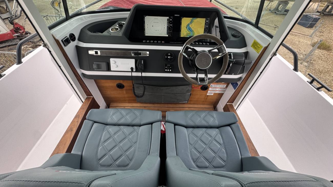 2022 Axopar 28 Cabin image 2