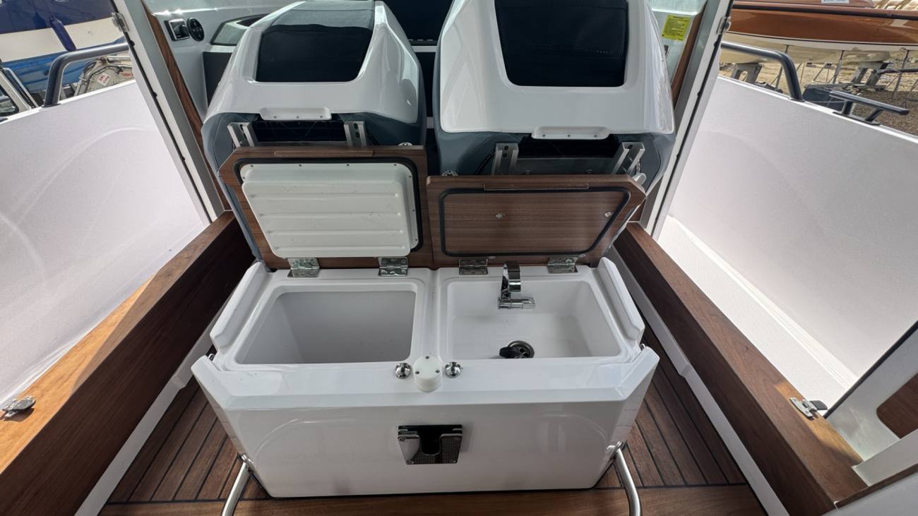 2022 Axopar 28 Cabin image 3