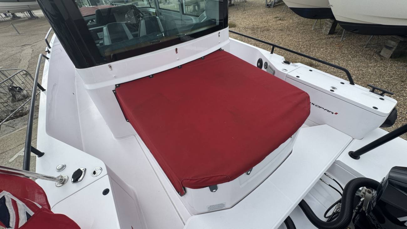 2022 Axopar 28 Cabin image 9