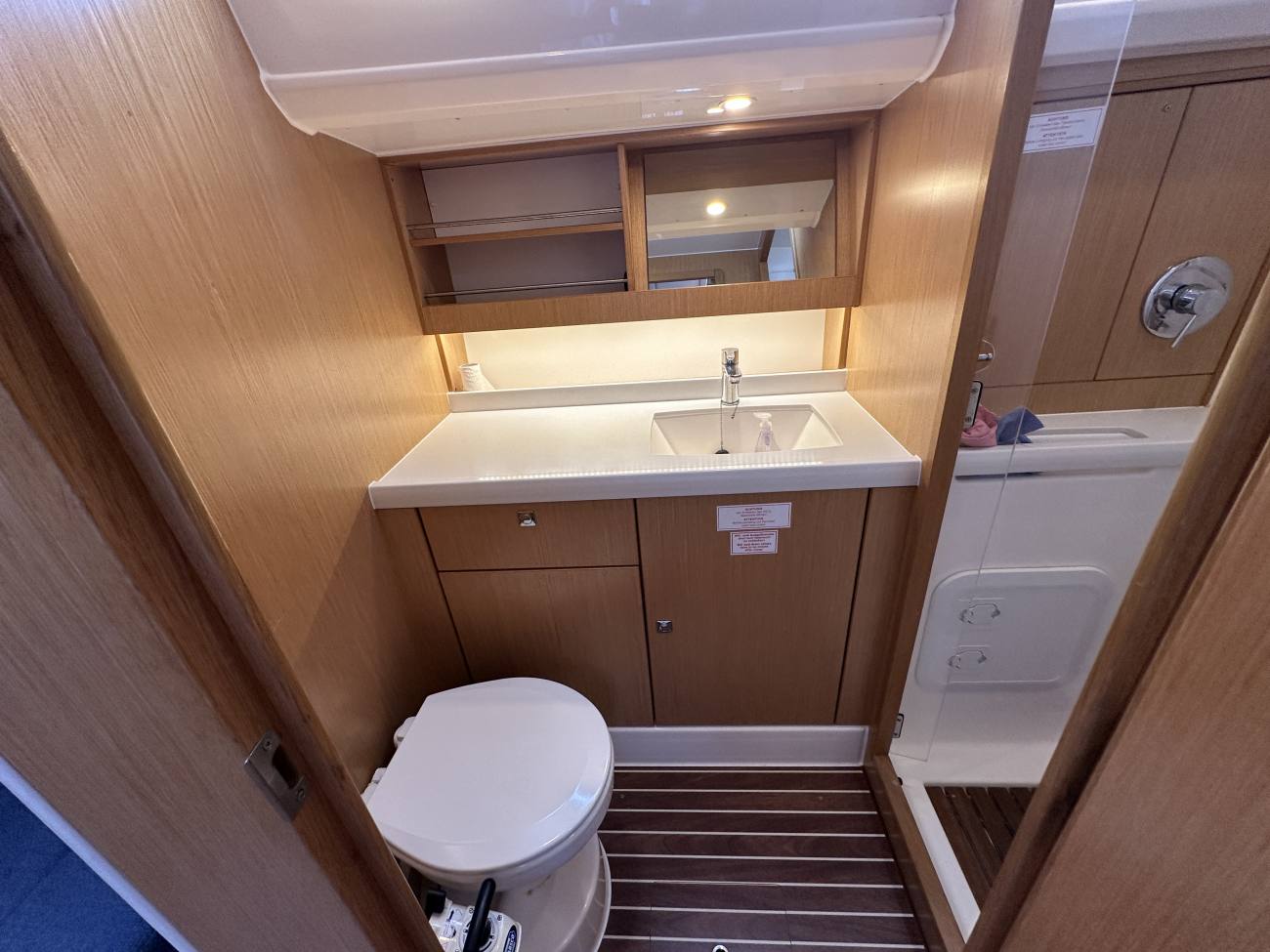 2018 Bavaria Vision 42 Blue Edition image 40