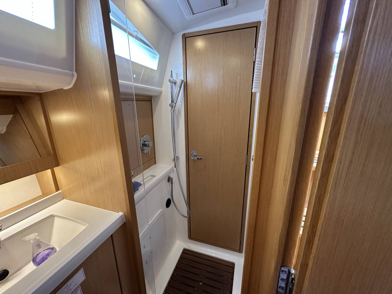 2018 Bavaria Vision 42 Blue Edition image 41