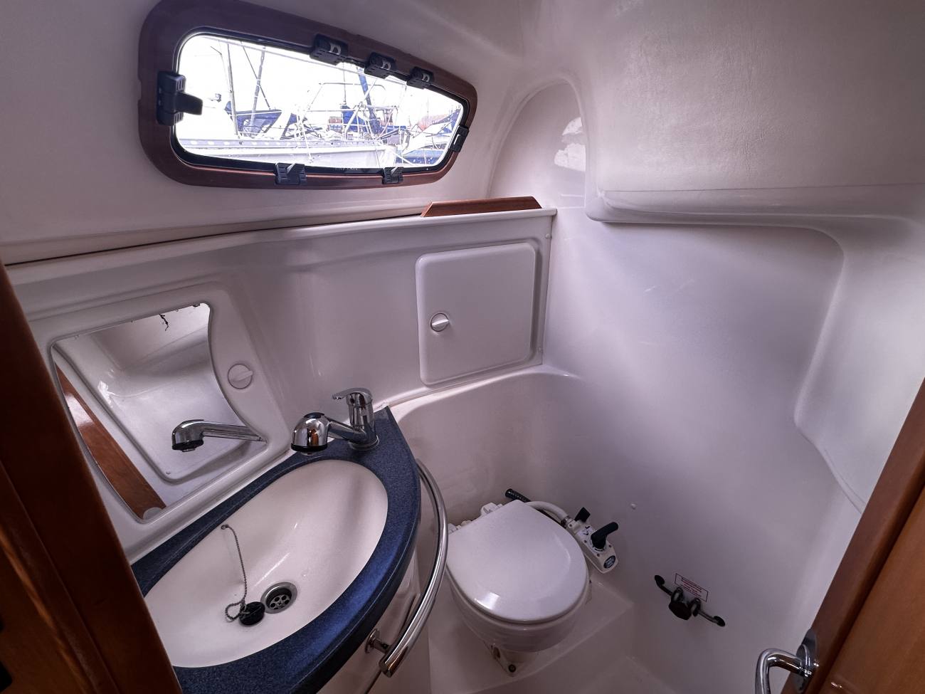 2006 Bavaria 30 Cruiser image 3
