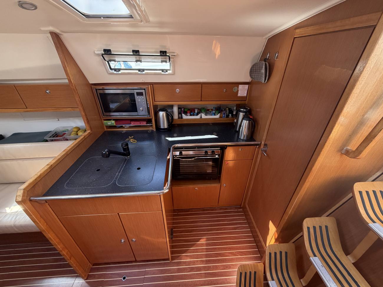2011 Bavaria 36 Cruiser image 26