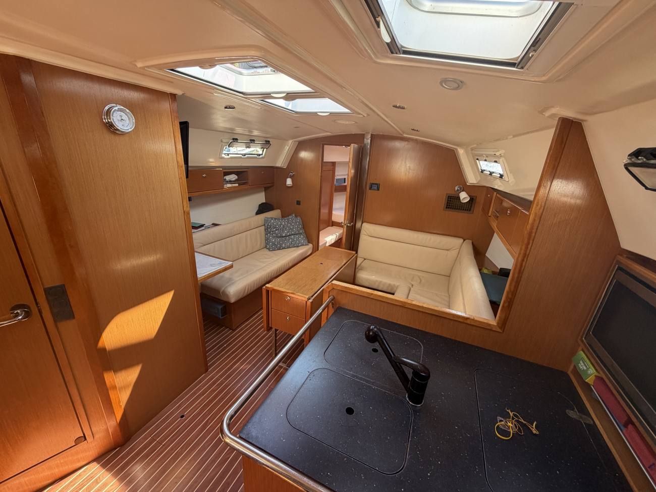 2011 Bavaria 36 Cruiser image 27