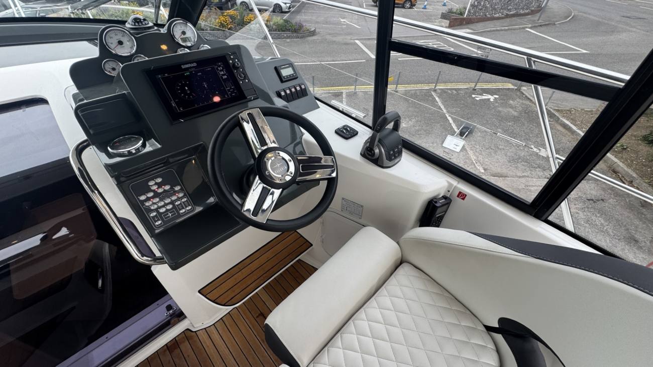 2021 Bavaria S33HT image 24