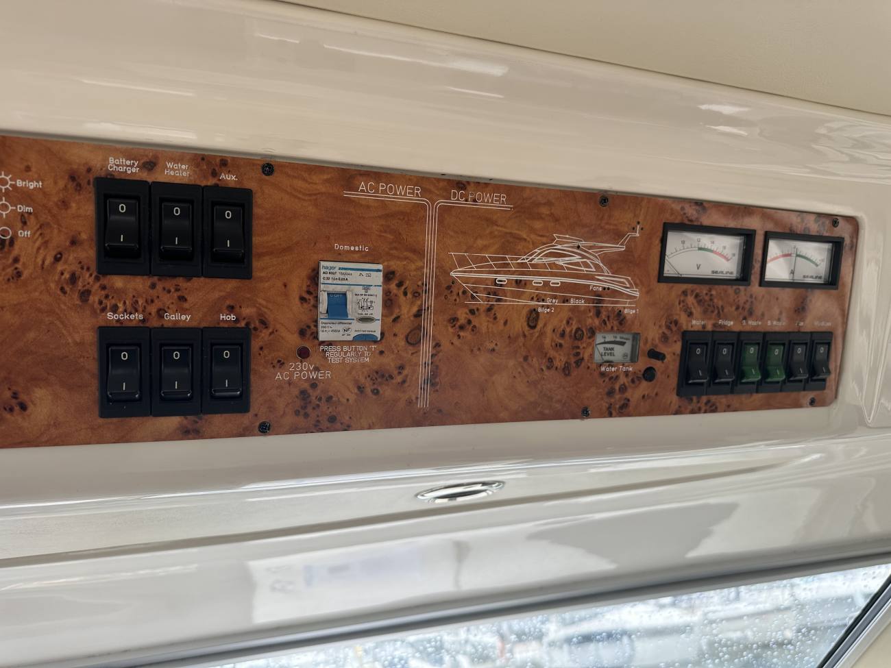 2004 Sealine F34 image 2